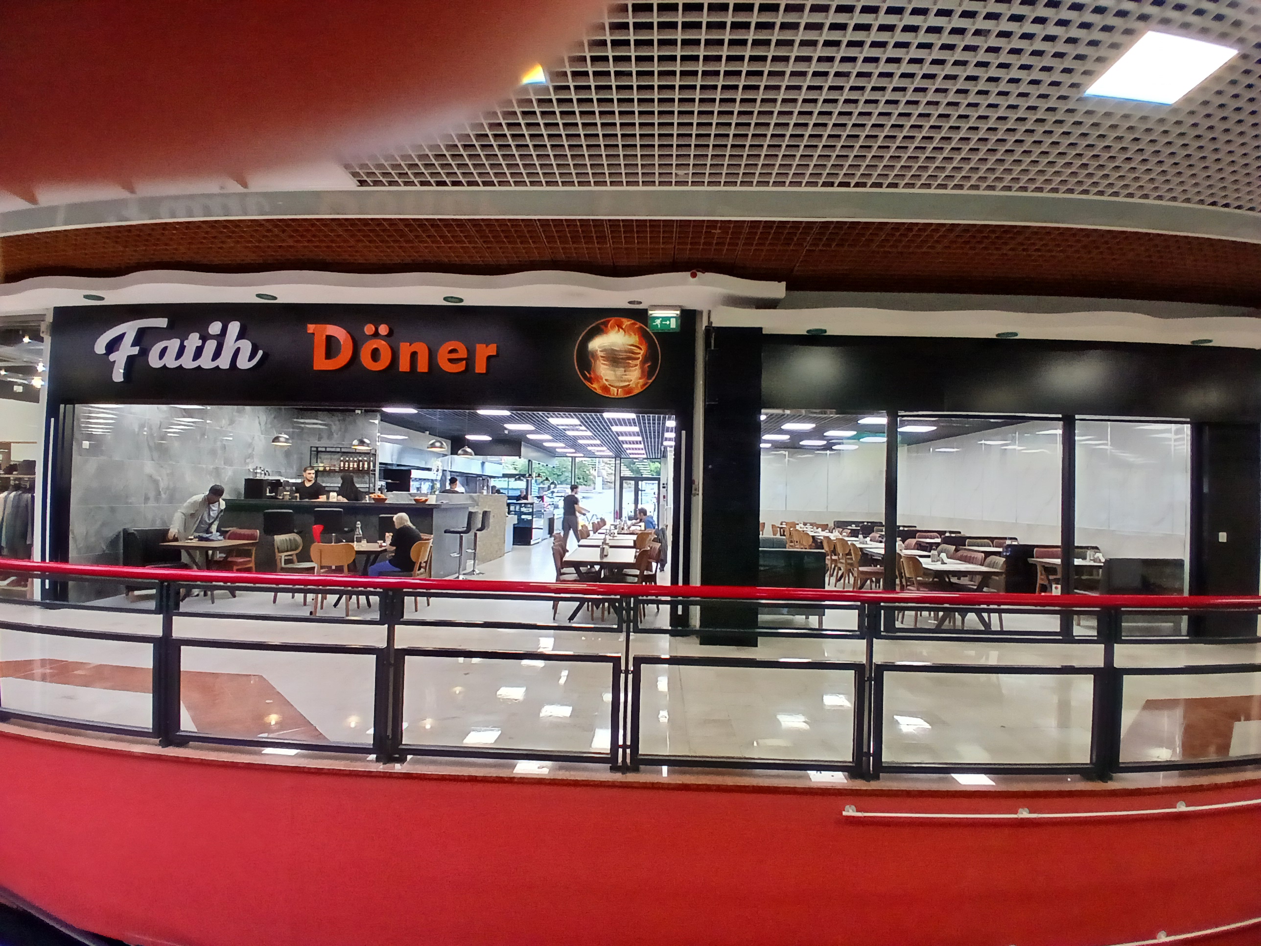Entrée de FATIH DONER depuis la galerie du centre commercial