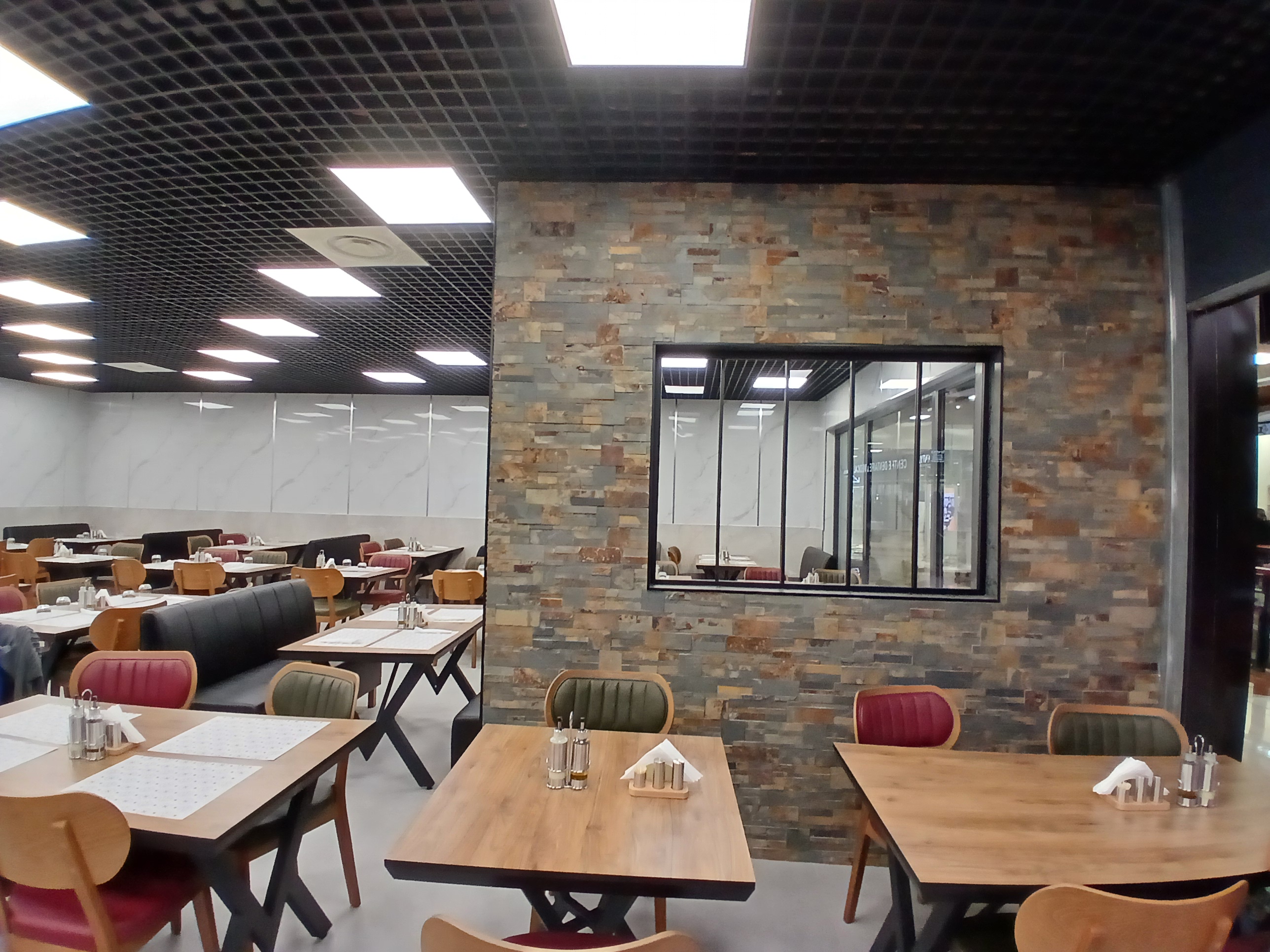 Salle et tables du restaurant FATIH DONER