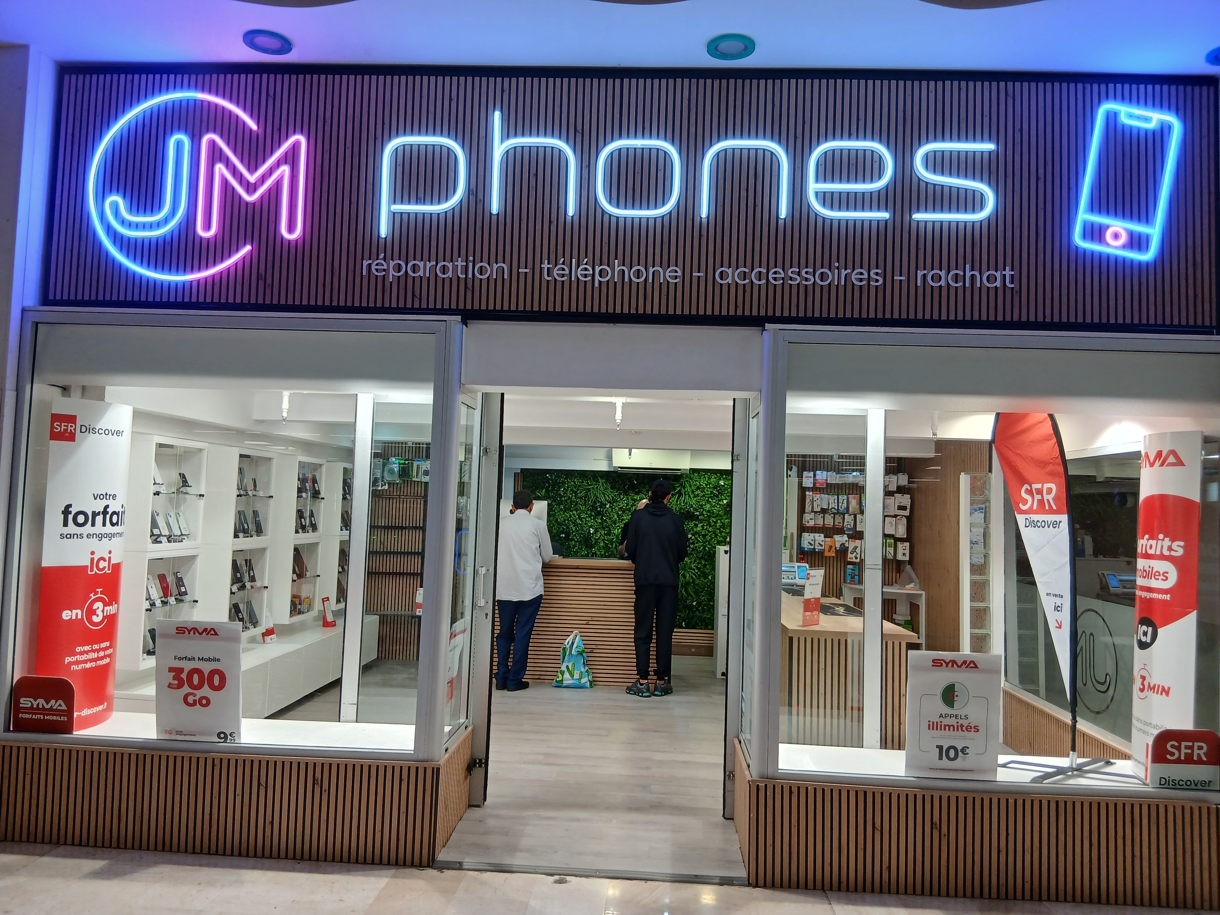 Façade de la boutique JM PHONE au centre commercial Le Merlan
