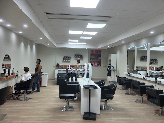 Intérieur du salon de coiffure BEAUTY FAMILY