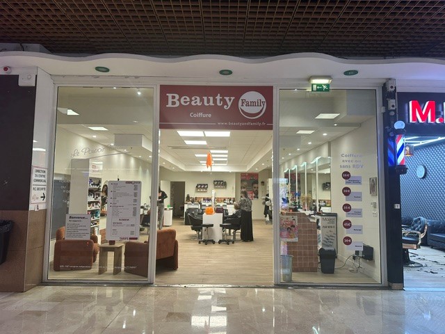 Façade du salon BEAUTY FAMILY au centre commercial Le Merlan